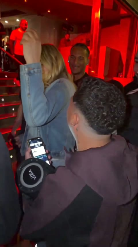 Rapero llevándose una mano a la cabeza a mitad del verso