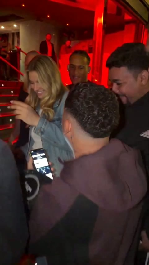 Rapero volviendo hacia el teléfono de Kevin Wai al final del corte